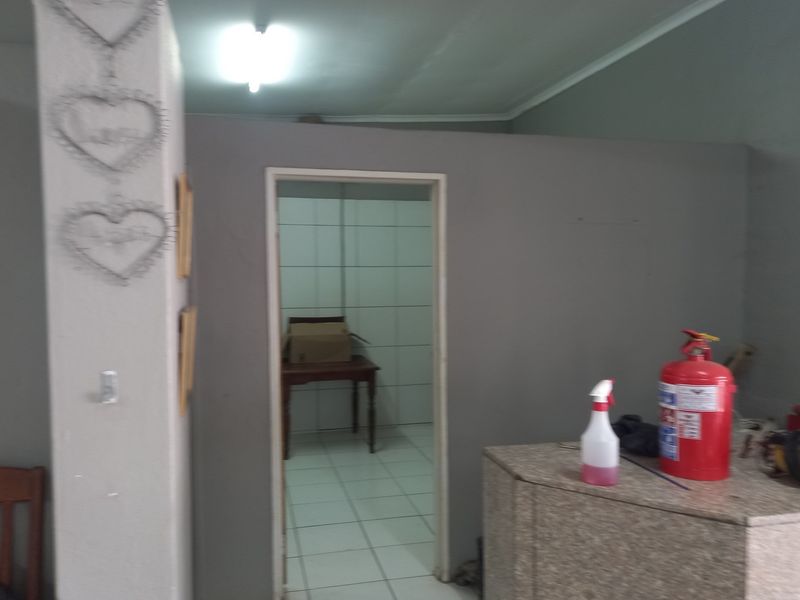 "Prime commercial and Retail Property with occupied tenants" - Photo 10