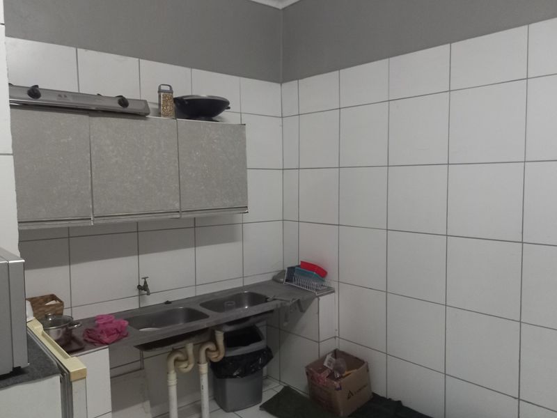 "Prime commercial and Retail Property with occupied tenants" - Photo 8