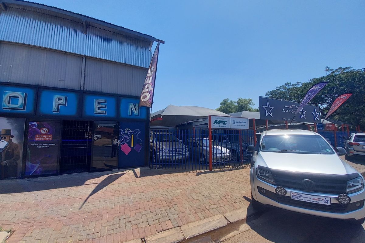 "Prime commercial and Retail Property with occupied tenants" - Photo 2