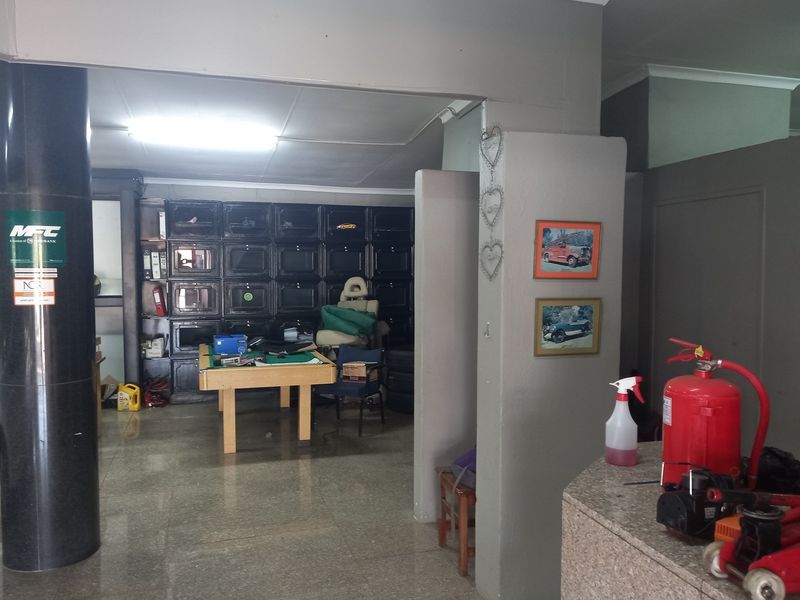 "Prime commercial and Retail Property with occupied tenants" - Photo 5