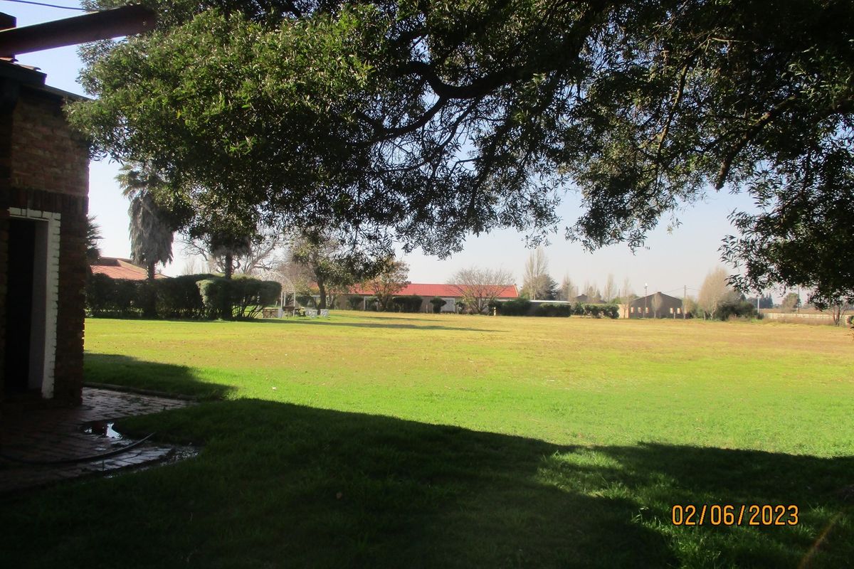 GUEST HOUSE FOR SALE IN THE HEART OF CRYSTAL PARK - Photo 2