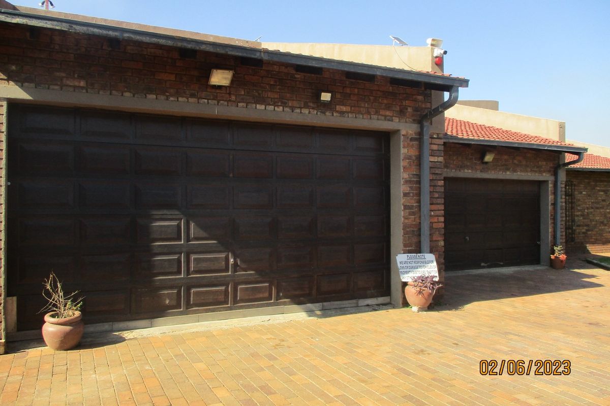 GUEST HOUSE FOR SALE IN THE HEART OF CRYSTAL PARK - Photo 5