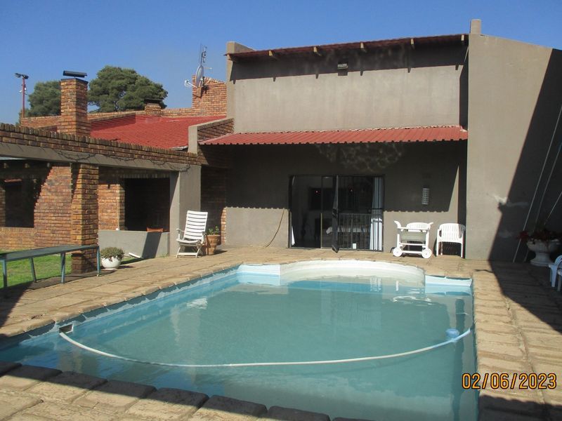 GUEST HOUSE FOR SALE IN THE HEART OF CRYSTAL PARK - Photo 4