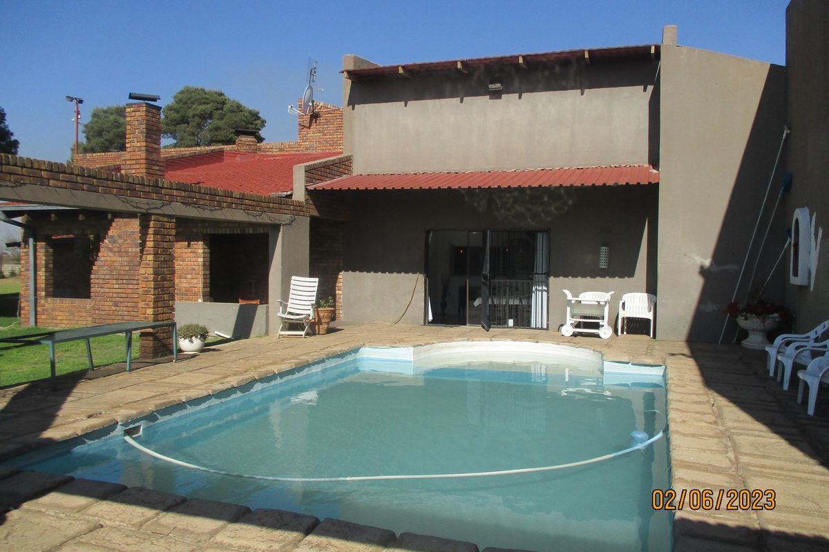 GUEST HOUSE FOR SALE IN THE HEART OF CRYSTAL PARK - Photo 4