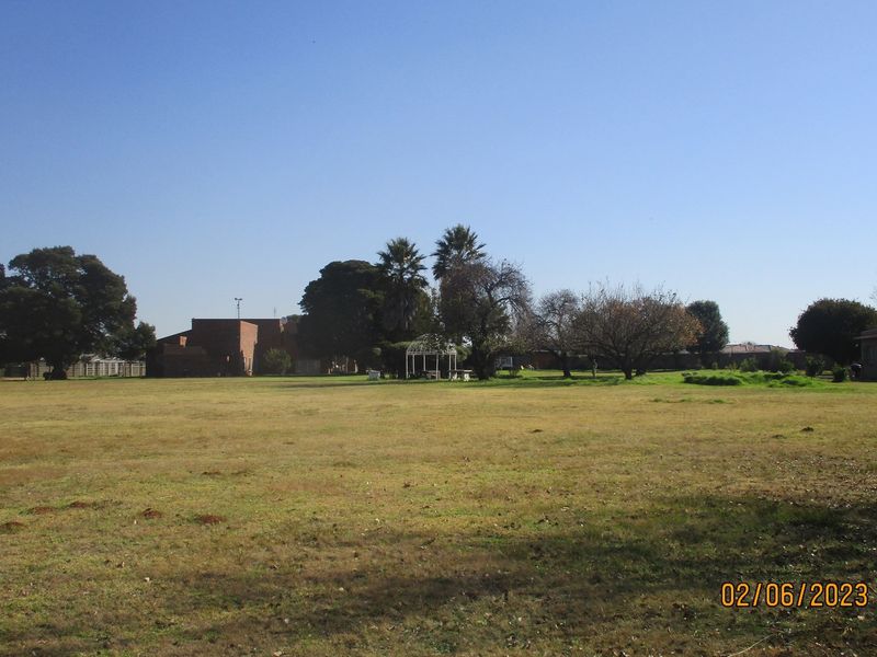 GUEST HOUSE FOR SALE IN THE HEART OF CRYSTAL PARK - Photo 2