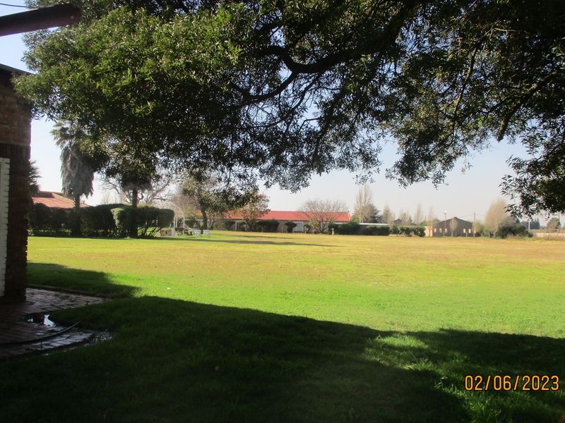 GUEST HOUSE FOR SALE IN THE HEART OF CRYSTAL PARK - Photo 3