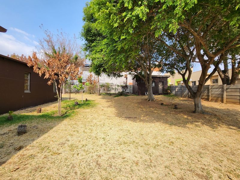 Fore Sale: Historic House with Business Rights - Photo 10