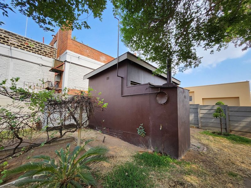 Fore Sale: Historic House with Business Rights - Photo 8