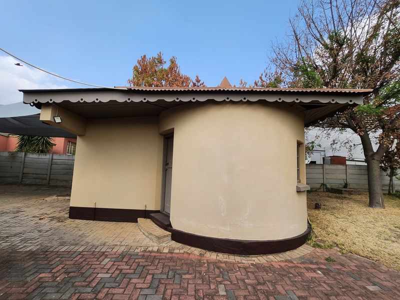 Fore Sale: Historic House with Business Rights - Photo 6