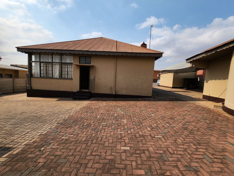 Fore Sale: Historic House with Business Rights - Photo 4