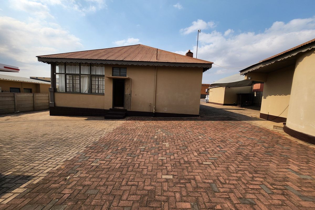 Fore Sale: Historic House with Business Rights - Photo 4
