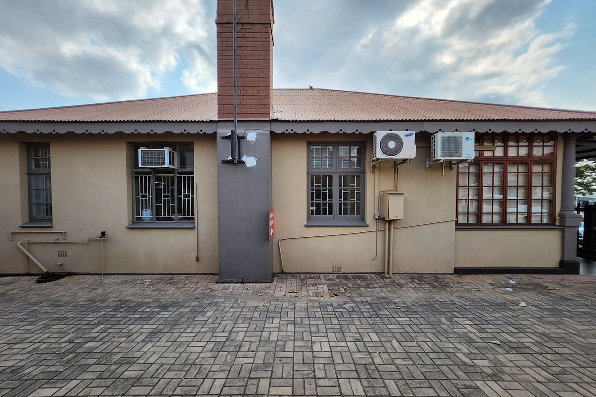 Fore Sale: Historic House with Business Rights - Photo 3