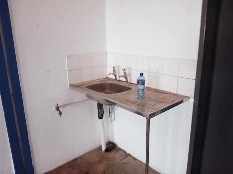 Warehouses of varying sizes to let on Durbans Northern corridor. - Photo 9