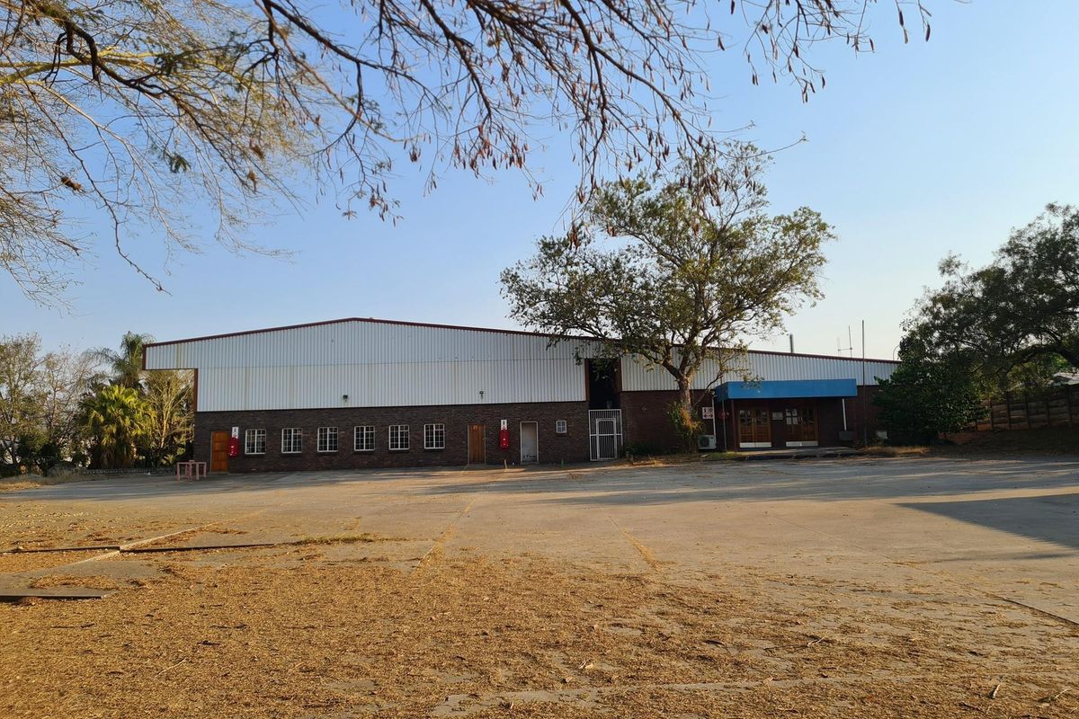 Warehouse Zoned Industrial: Ideal for Manufacturing and Commercial Uses in Nelspruit - Photo 2