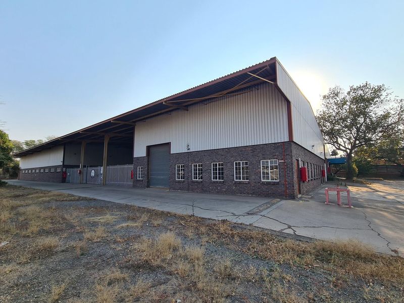 Warehouse Zoned Industrial: Ideal for Manufacturing and Commercial Uses in Nelspruit - Photo 4