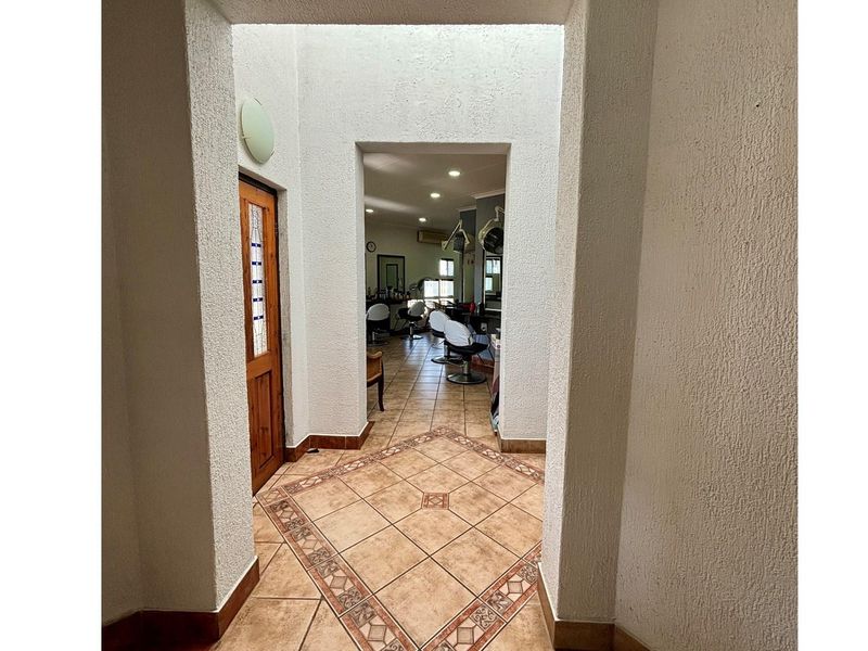 Reduced price "Prime Retail Space" - Photo 9