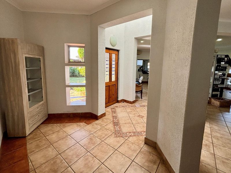 Reduced price "Prime Retail Space" - Photo 1