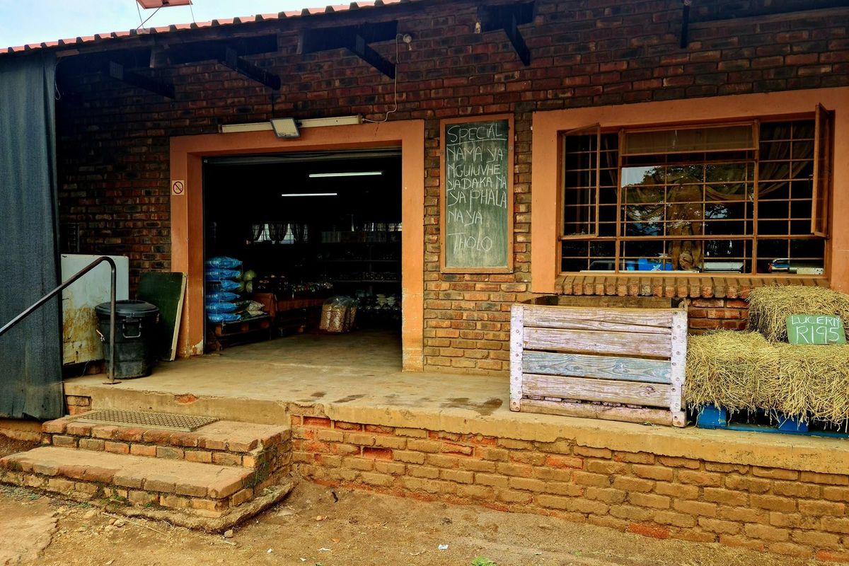 Thriving Commercial Gem in Louis Trichardt: A Shopper's Paradise Oasis - Photo 3