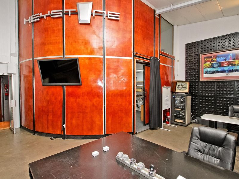 Centrally Located Creative Studio & Offices For A Dynamic Business - Photo 9