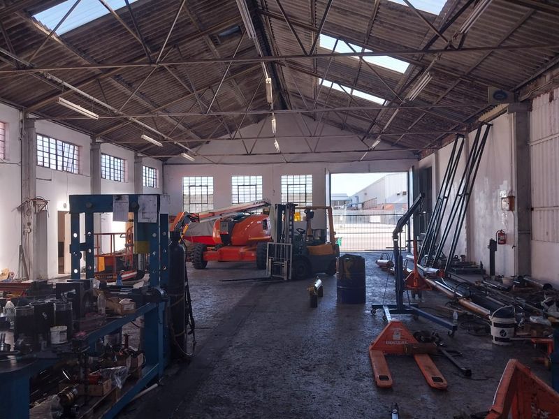 Warehouse to let with high visibility - Photo 9