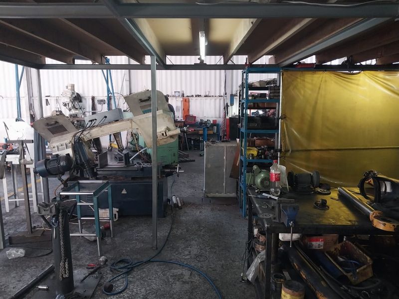 Warehouse to let with high visibility - Photo 5