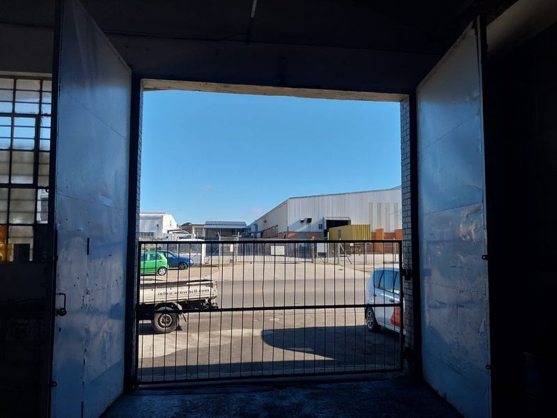 Warehouse to let with high visibility - Photo 3