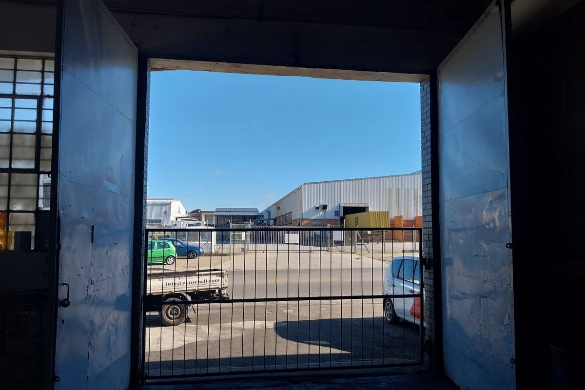 Warehouse to let with high visibility - Photo 3
