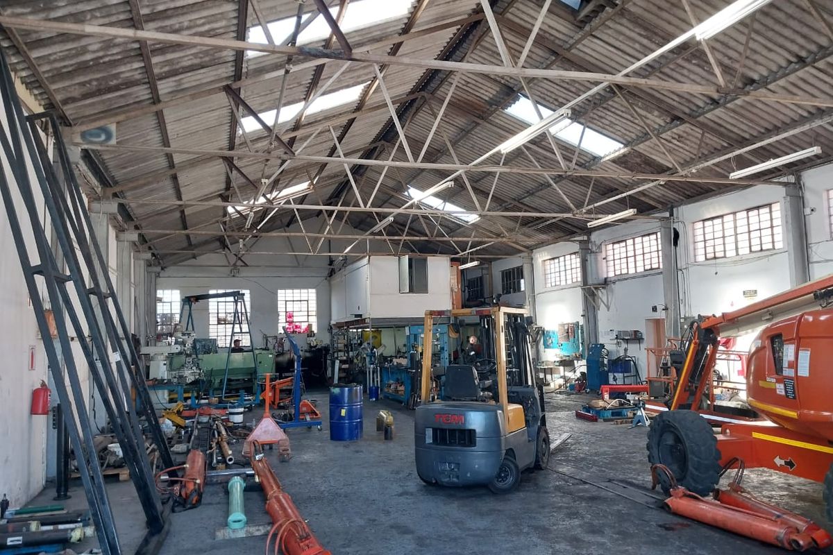 Warehouse to let with high visibility - Photo 4