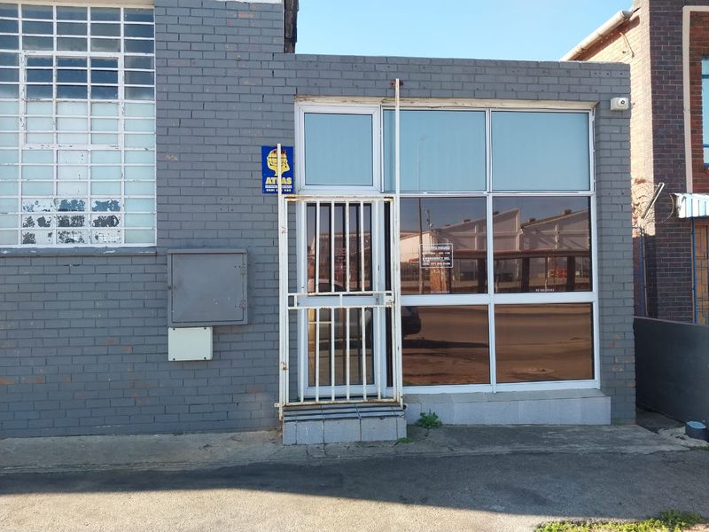 Warehouse to let with high visibility - Photo 2