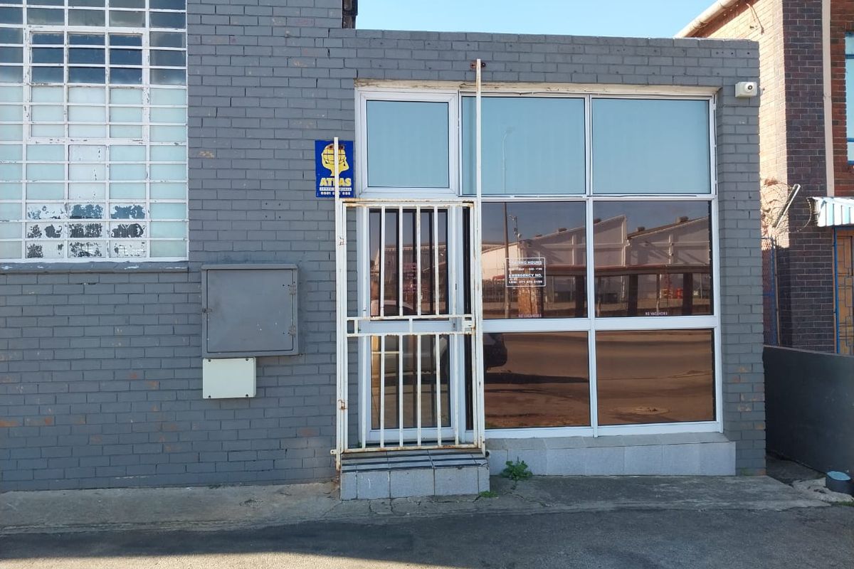Warehouse to let with high visibility - Photo 2