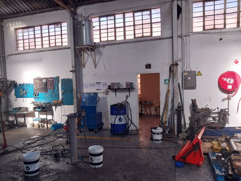 Warehouse to let with high visibility - Photo 8