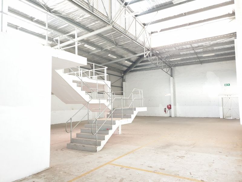 Warehouse to let. - Photo 2
