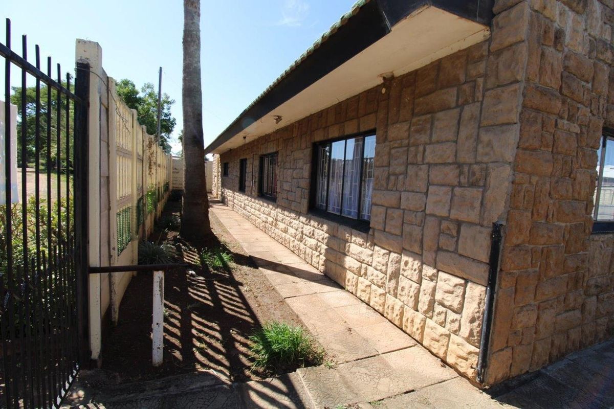 Bela-Bela - Concrete Works factory and business with all molds, equipment, tools and delivery truck - Photo 5