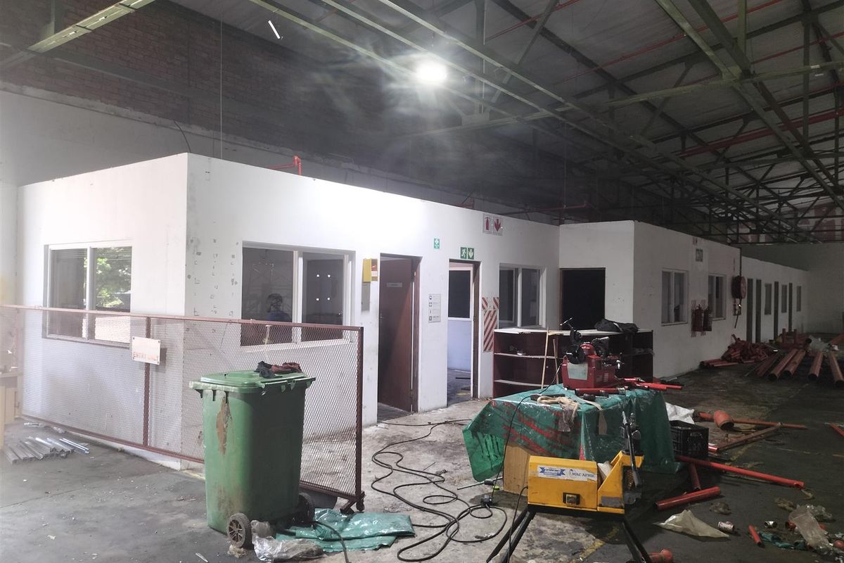 Multiple warehouses of varying sizes available in secure park at below market rentals. - Photo 5