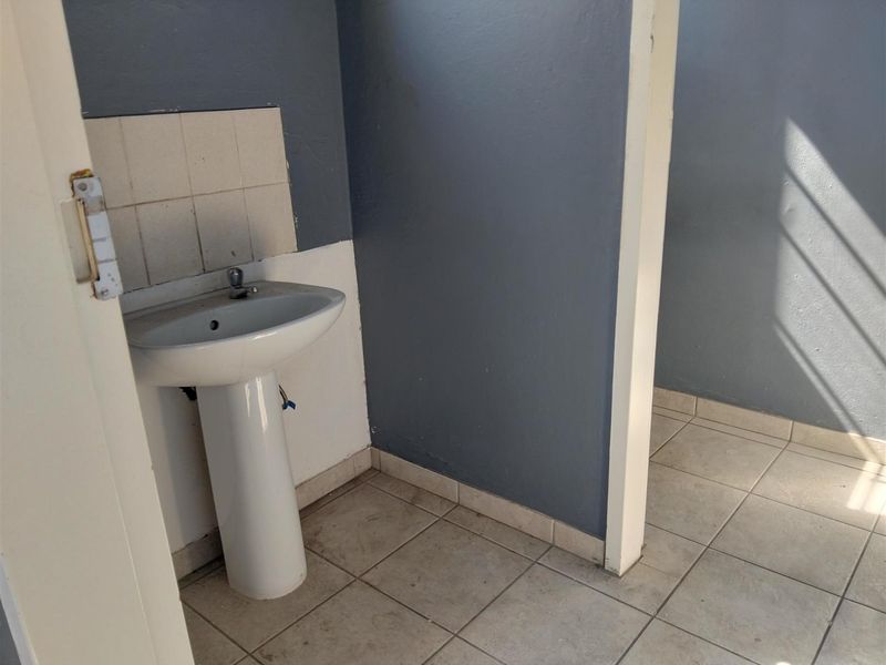 Workshop or general warehouse on main road front to let or buy. - Photo 5