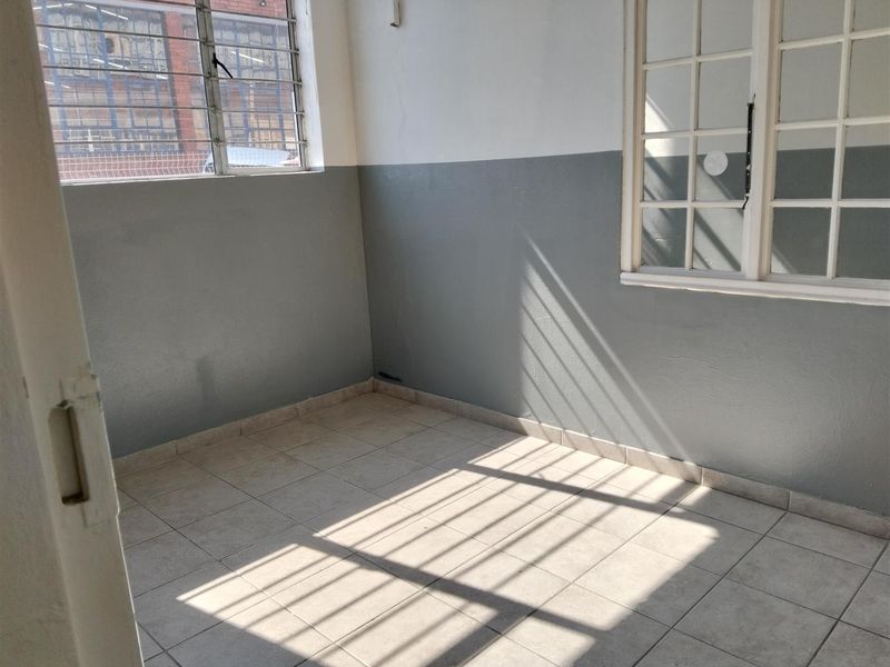 Workshop or general warehouse on main road front to let or buy. - Photo 9