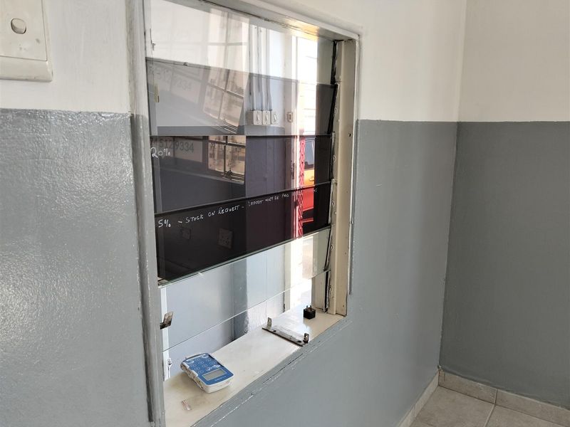 Workshop or general warehouse on main road front to let or buy. - Photo 8