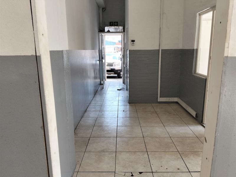 Workshop or general warehouse on main road front to let or buy. - Photo 2