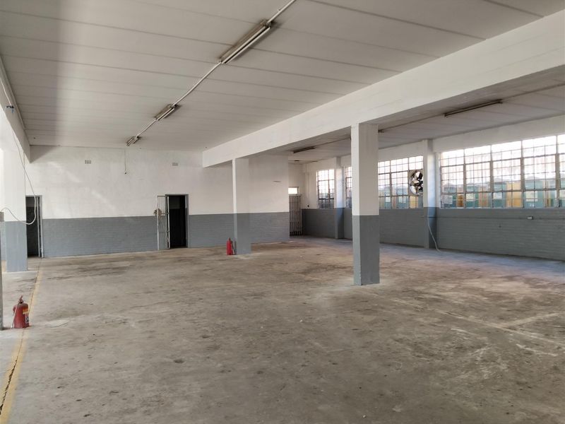 Workshop or general warehouse on main road front to let or buy. - Photo 3