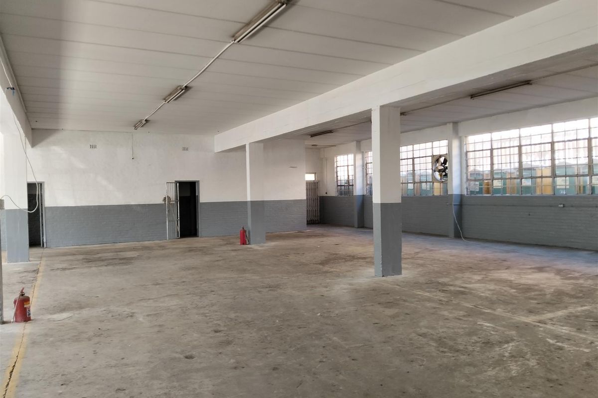 Workshop or general warehouse on main road front to let or buy. - Photo 3