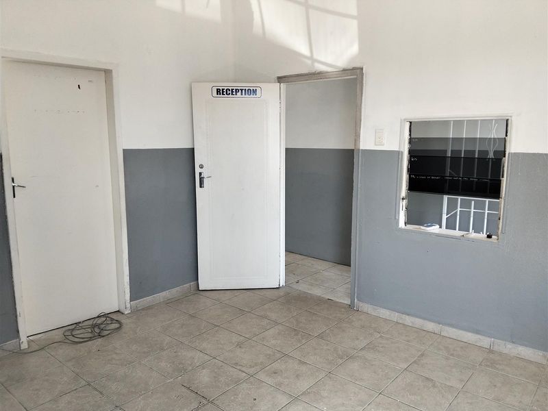 Workshop or general warehouse on main road front to let or buy. - Photo 7