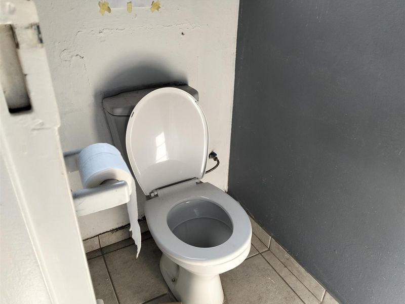 Workshop or general warehouse on main road front to let or buy. - Photo 6