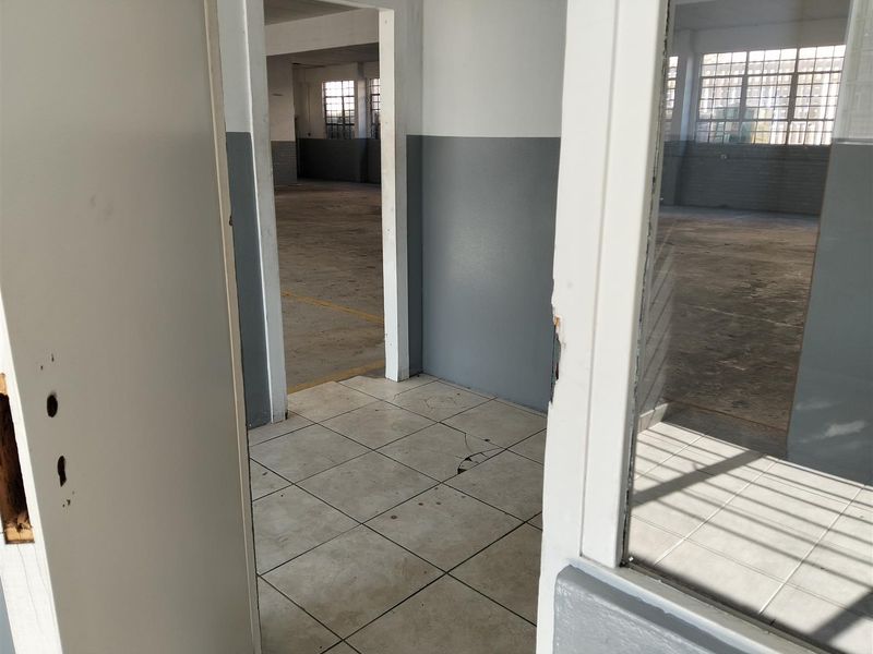 Workshop or general warehouse on main road front to let or buy. - Photo 10