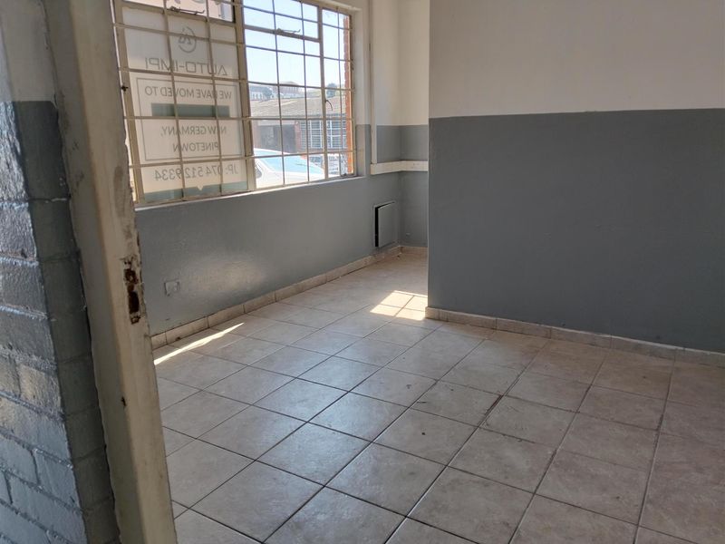 Workshop or general warehouse on main road front to let or buy. - Photo 4