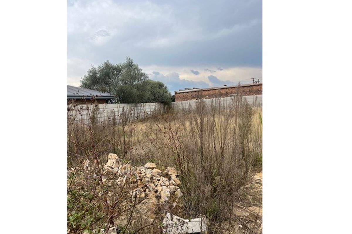 Commercial vacant stand fully walled - Photo 4