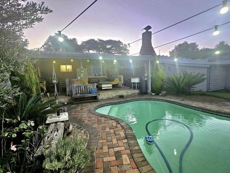 Stunning Oasis with Garden Cottage in Arborpark - Photo 1