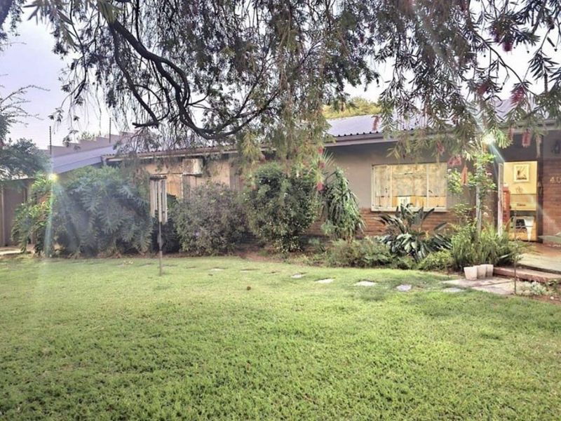 Stunning Oasis with Garden Cottage in Arborpark - Photo 3