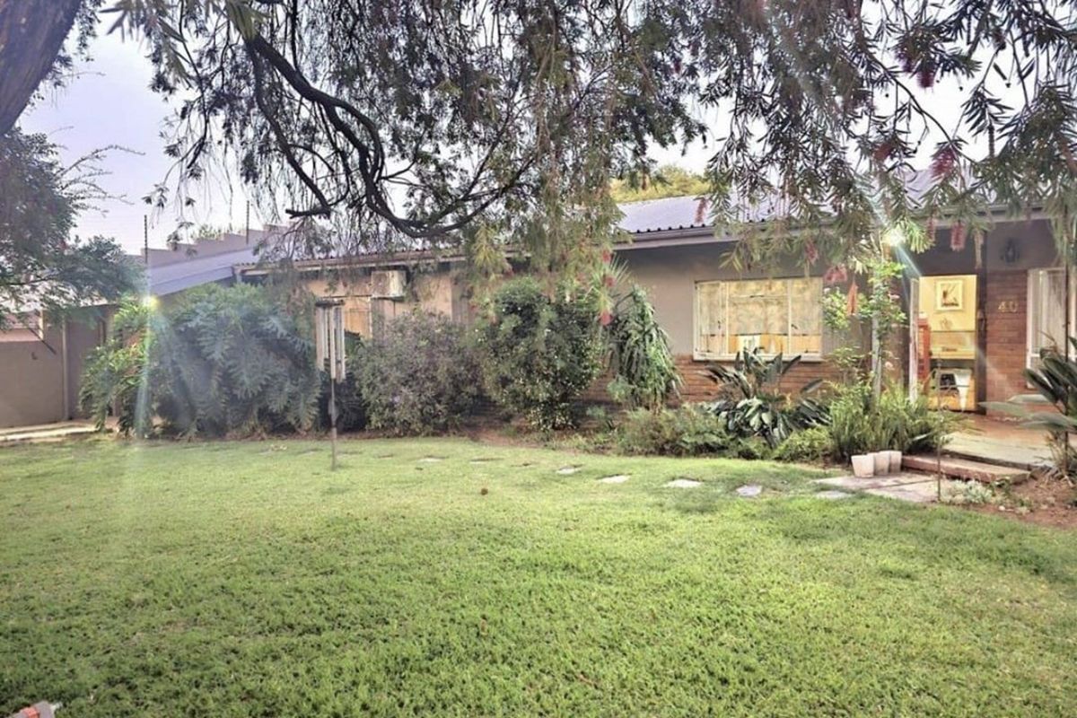 Stunning Oasis with Garden Cottage in Arborpark - Photo 3