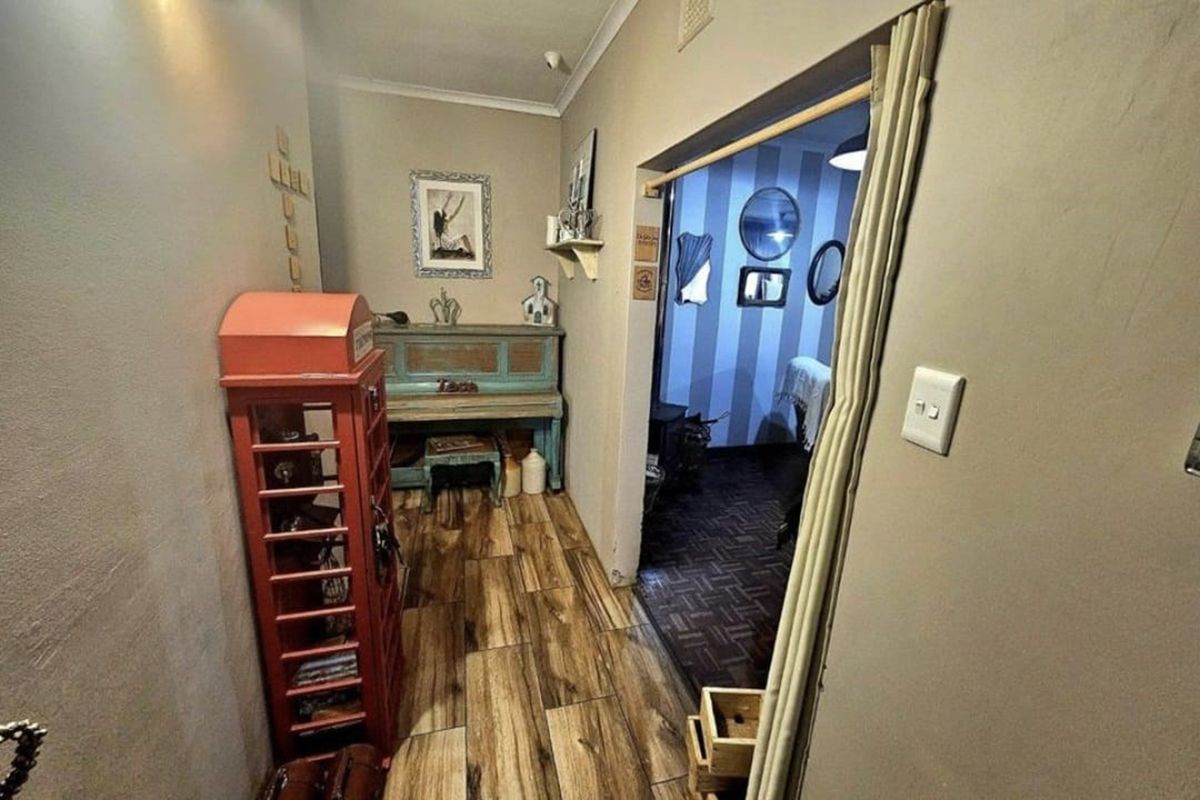 Stunning Oasis with Garden Cottage in Arborpark - Photo 2