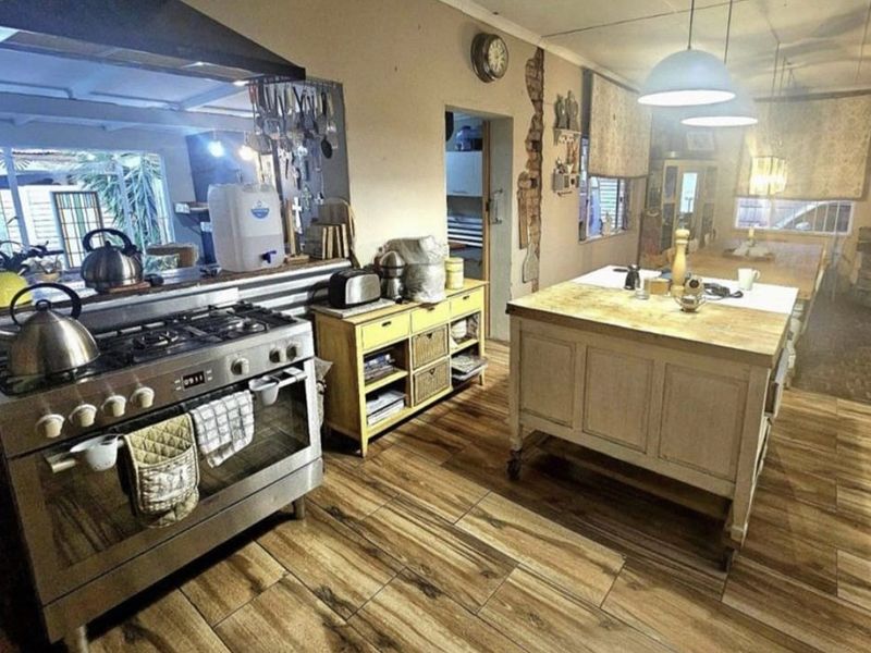 Stunning Oasis with Garden Cottage in Arborpark - Photo 4